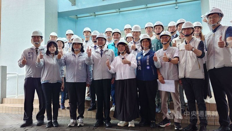 嘉義市長黃敏惠（前排左5）、民主進步黨籍立法委員王美惠（前排左3）與中國國民黨籍立委林倩綺（前排左6）25日陪行政院長卓榮泰（前排左4）視察嘉義市西區全民運動館工程，聽取場館規劃與施工進度簡報。中央社記者蔡智明攝　115年4月25日