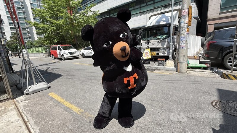 台灣交通部觀光署於25日、26日在首爾聖水洞舉辦「2026台灣觀光Roadshow－24小時台灣族大滿足」活動，台灣觀光吉祥物「喔熊」也來到現場與韓國民眾互動。中央社記者楊啟芳首爾攝 115年4月25日
