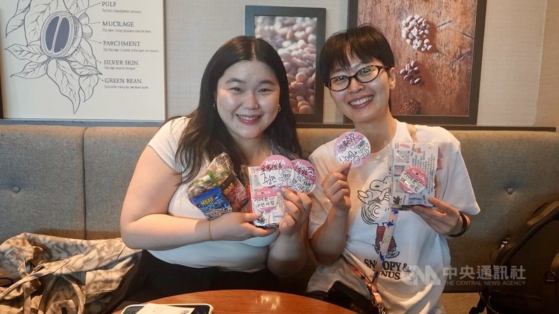 韓國明洞NOVA藥局因與台灣人友好而爆紅，藥師鄭瑞淵（左）、店員楊允知（右）22日造訪台灣高雄，2人此行還特地準備30包準備發送給台灣人的零食小禮物，裡頭的徽章除了有中華民國國旗，上面還特地用韓文寫上「可愛的台灣人」。中央社記者董俊志攝　115年4月25日