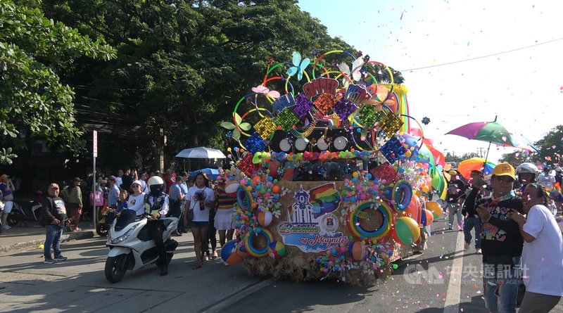 馬尼拉市政府25日舉辦首屆「馬尼拉夏季同志驕傲遊行」，現場有繽紛花車、創意服裝及變裝表演。中央社記者林行健馬尼拉攝　115年4月25日