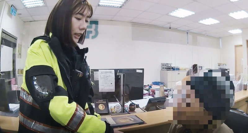 台東謝姓男子（右）遭到詐騙集團鎖定，欲解除定存美金6萬元當面交給詐團，幸好被行員和警方攔阻。警方表示，詐團採用「無數位軌跡」規避查緝。  （台東縣警察局提供）中央社記者盧太城台東傳真 115年4月25日