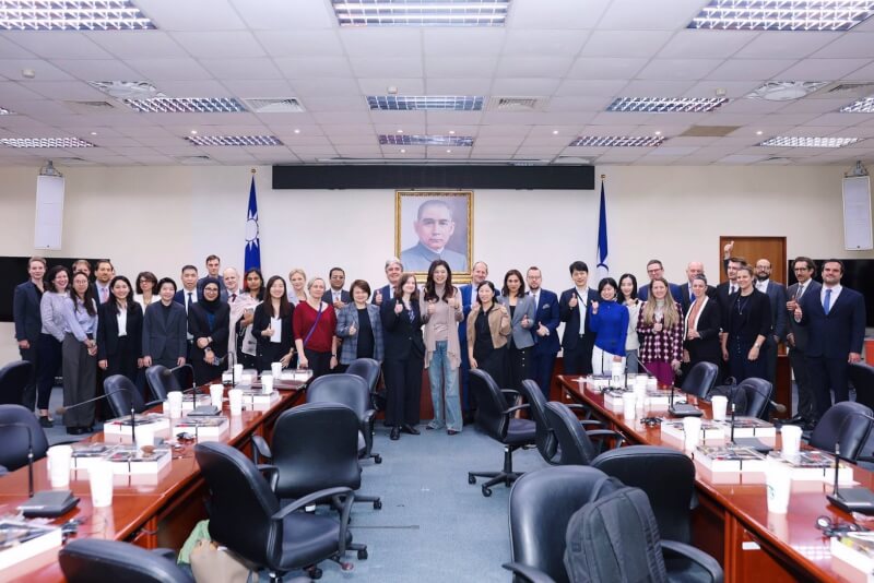 國民黨主席鄭麗文（中）24日與來自各國駐台外館的代表茶敘交流。（圖取自facebook.com/ChengLiwen2018）