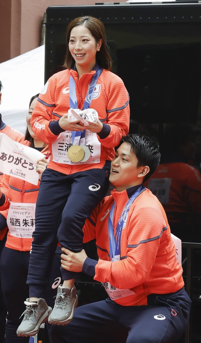 為了讓遠方觀眾看見，「璃來龍」特地進行托舉表演。（共同社）