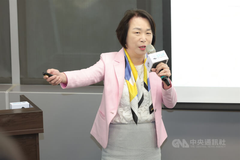 國際蘭馨交流協會中華民國總會總監施秉慧與會分享以國際實務的角度探討女性領導與跨國合作的發展趨勢。中央社記者翁睿坤攝　115年4月25日