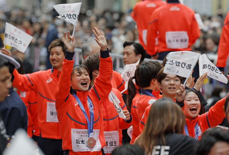 花式滑冰女子名將坂本花織（前左1）現身遊行。（共同社）