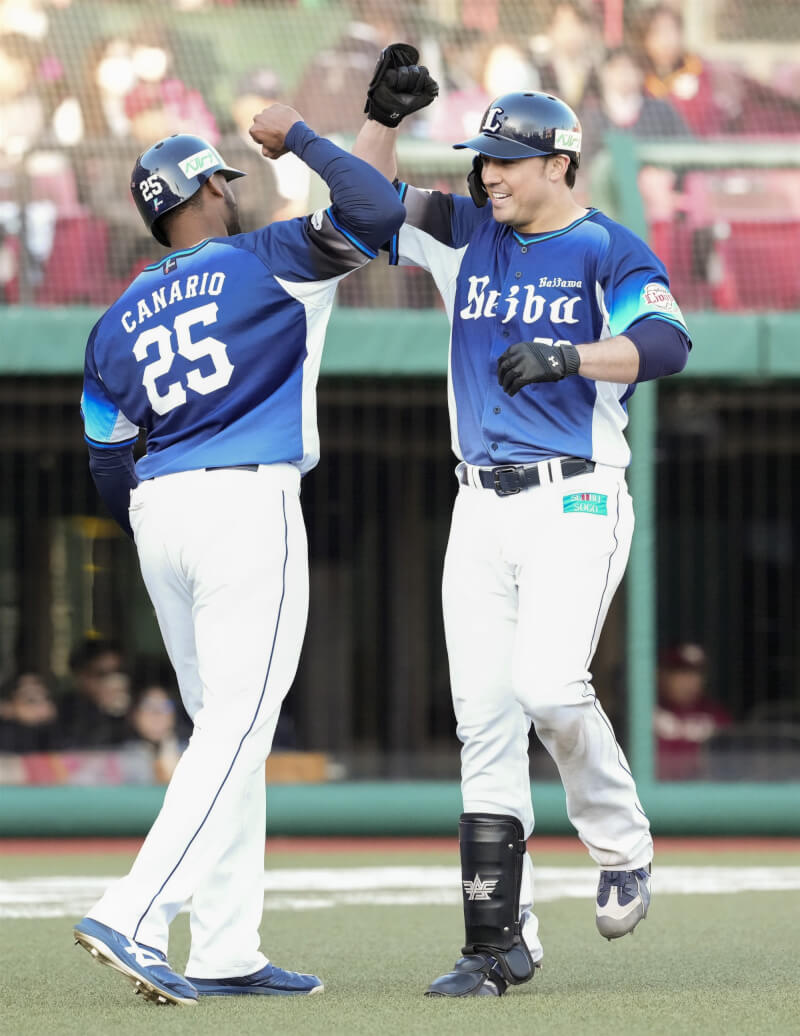 林安可（右）擊出全壘打後與隊友擊肘慶祝。（共同社）