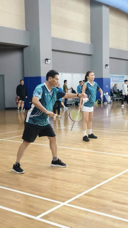 115年連江縣戒菸盃羽球錦標賽25日起一連兩天在南竿鄉開打，報名歡樂組的連江縣長王忠銘（左），在小組賽中即遭淘汰，未能晉級。（民眾提供）中央社記者潘欣彤傳真　115年4月25日