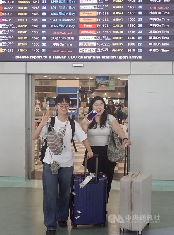 韓國明洞NOVA藥局因與台灣人友好而爆紅，藥師鄭瑞淵（右）、店員楊允知（左）22日造訪台灣高雄，並在中午抵達小港機場接機處，開心向記者比YA。中央社記者董俊志攝　115年4月25日