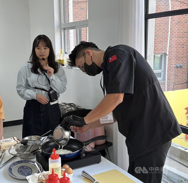 台灣交通部觀光署於25日、26日在首爾聖水洞舉辦「2026台灣觀光Roadshow－24小時台灣族大滿足」活動，現場民眾可親手學習製作台灣經典美食「蛋餅」，吸引相當多韓國人來體驗。中央社記者楊啟芳首爾攝 115年4月25日