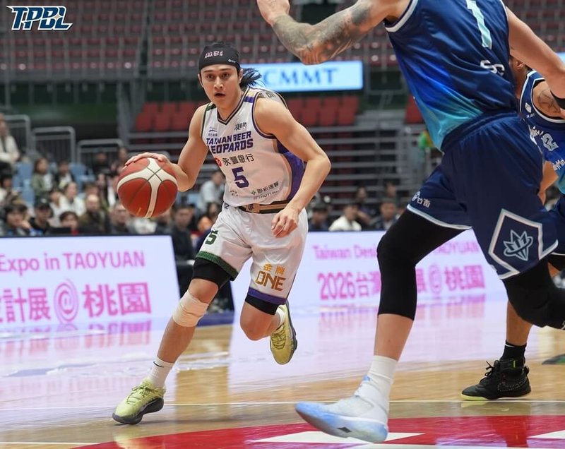 台灣職業籃球大聯盟（TPBL）桃園台啤永豐雲豹隊25日主場面對高雄全家海神隊，靠著主控高錦瑋（持球者）傳出生涯新高11助攻，搭配對上洋將合力轟下60分，終場就以99比85確定搶下季後賽門票。（TPBL提供）中央社記者陳容琛傳真　115年4月25日