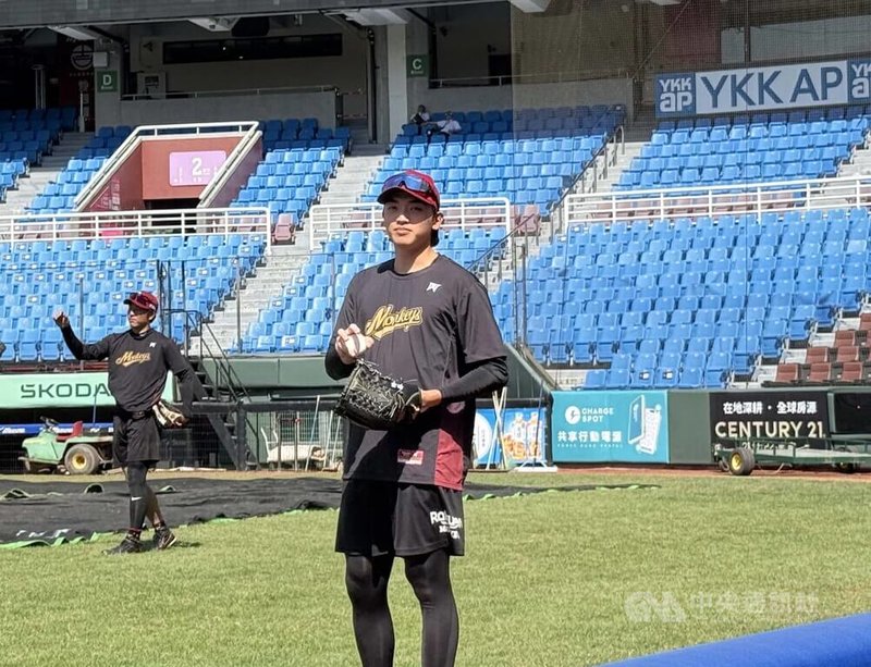 中華職棒樂天桃猿隊野手何品室融（前）近幾場比賽多打開路先鋒第一棒，學長陳晨威經驗談叮嚀「少打第一顆」，多看幾顆藉此觀察投手狀況。中央社記者謝靜雯攝　115年4月26日