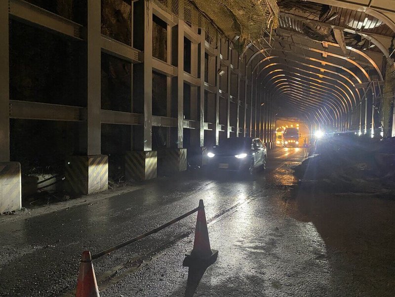 蘇花公路台9線159.4k大清水明隧道，26日凌晨發生落石坍方，造成鋼構明隧道頂板損壞影響通行，公路局管制只出不進，派人員、機具搶修，凌晨2時20分開放通行，採單線雙向機動管制通行。（公路局東區養護工程分局提供）中央社記者李先鳳傳真　115年4月26日