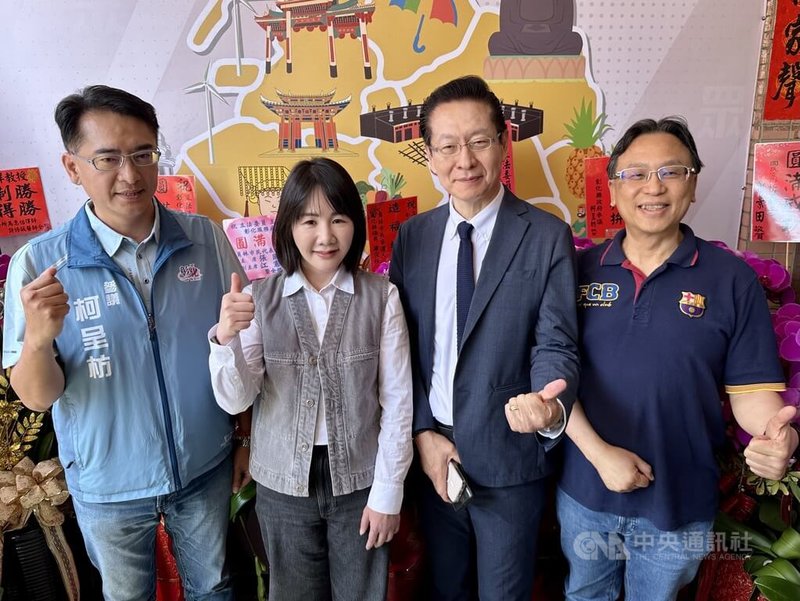 民眾黨立委王安祥（右2）26日在彰化縣員林市舉行服務處揭牌儀式，爭取中國國民黨彰化縣長提名的彰化縣政府參議柯呈枋（左）、立委謝衣鳯（左2）及律師魏平政（右）受邀出席，3人首次公開同框。中央社記者鄭維真攝 115年4月26日