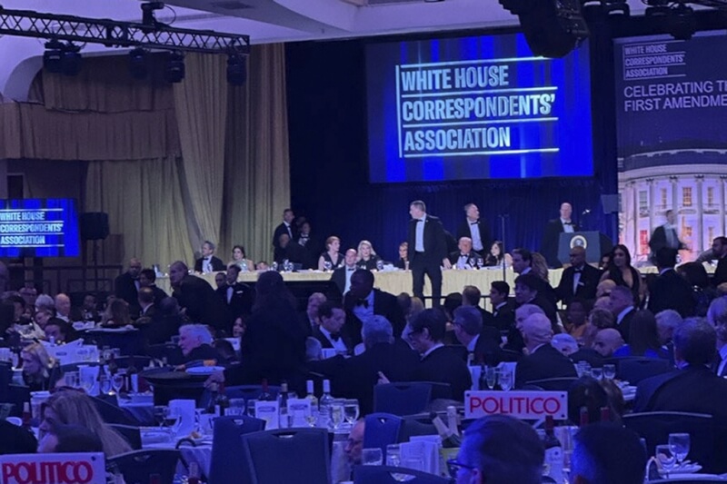 白宮記者協會晚宴現場傳出巨響後，特勤人員旋即衝進會場應對。川普與梅蘭妮亞也在講台後方蹲下，多名特勤人員立即護送兩人離開宴會廳，許多賓客就地尋找掩護。（美聯社）