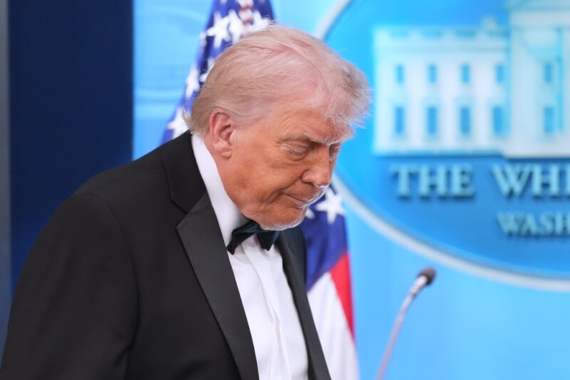 美國總統川普25日參加白宮記者協會晚宴時，宴會廳外突傳槍響。他離開現場後回到白宮新聞簡報室舉行記者會。（美聯社）