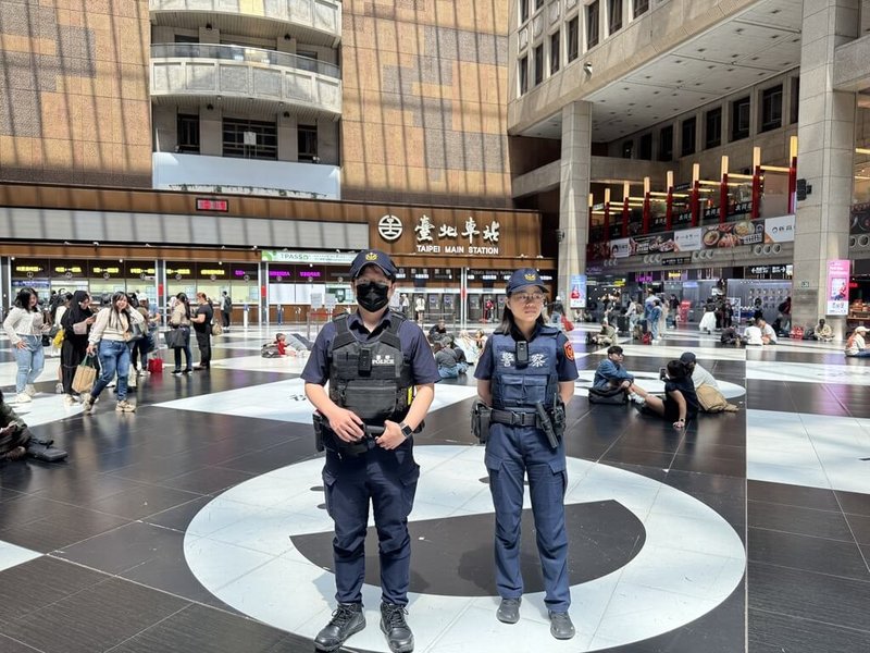 鐵路警察局26日表示，有鑒於台北車站大廳發生3歲菲律賓籍女童遭李姓男子無故攻擊，已加強包括強化定點守望密度等3項作為，圖為鐵警現場巡守情形。（鐵路警察局提供）中央社記者黃麗芸傳真 115年4月26日
