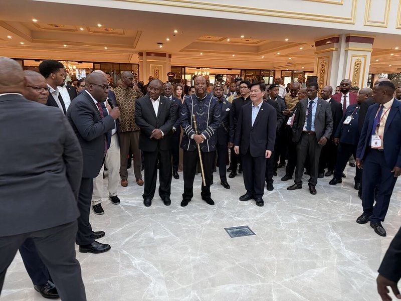 外交部長林佳龍以總統特使身分出訪史瓦帝尼，25日與史王恩史瓦帝三世（H.M. King Mswati III）出席史國「國際會議中心」（ICC）開幕式。（外交部提供）中央社記者楊堯茹傳真 115年4月26日