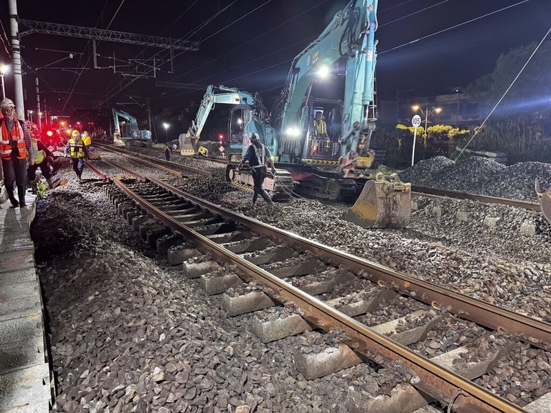 交通部鐵道局與台鐵25日深夜展開內壢段臨時軌路線切換工程順利完工，圖為施工現場。（鐵道局提供）中央社記者余曉涵傳真 115年4月26日