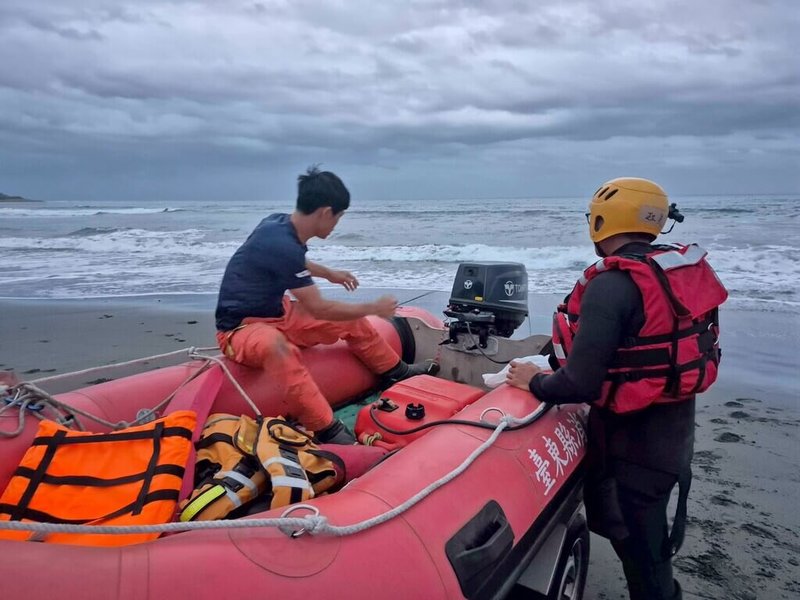 台東縣東河鄉都蘭鼻海岸26日傍晚1名潛水打魚的民眾失蹤，警消及海巡人員趕抵，研判潮流方向後展開搜救，半小時後在都蘭鼻北側岸上礁岩區發現男子，已明顯死亡。（台東縣消防局提供）中央社記者李先鳳傳真　115年4月26日