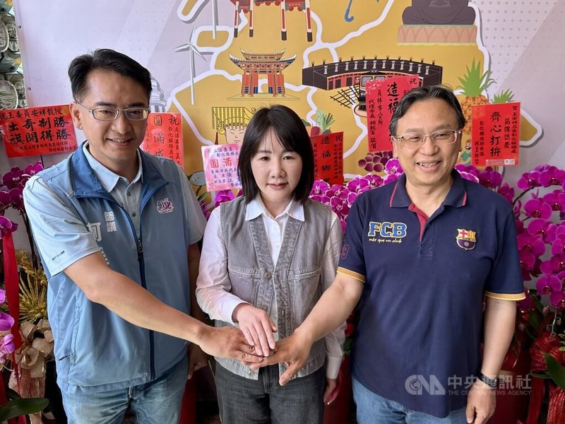 爭取中國國民黨彰化縣長提名的彰化縣政府參議柯呈枋（左）、立委謝衣鳯（中）及律師魏平政（右）26日首次公開同框，出席民眾黨立委王安祥彰化服務處成立。中央社記者鄭維真攝 115年4月26日