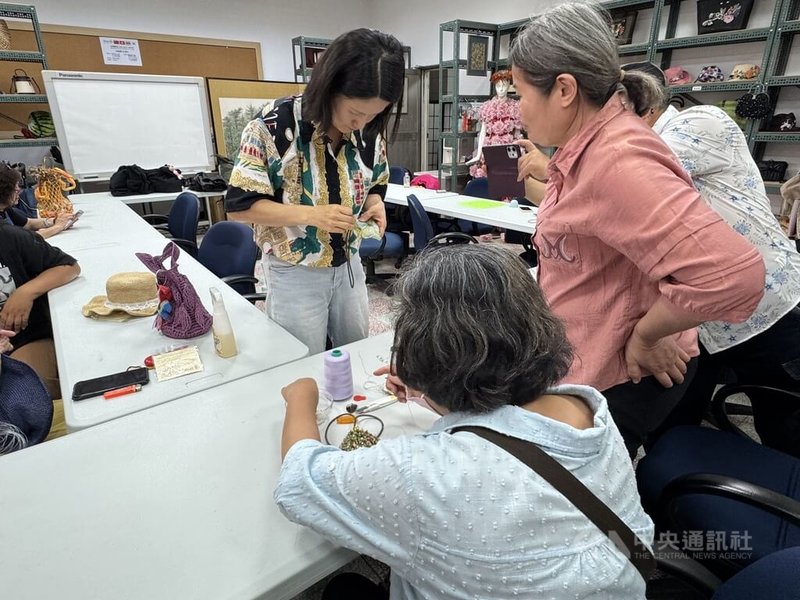 扶輪繡坊進駐雲林縣台西鄉，每週上課3天，每次2小時，全程由專業講師指導，其中1天為服飾設計師林國基親自教授。　 中央社記者姜宜菁攝  115年4月26日