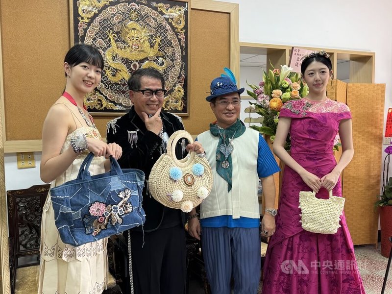 服飾設計師林國基（左2）聯手國際扶輪3521地區發起「扶輪繡坊在雲林」培訓計畫，將專業的刺繡與珠扣工藝帶進偏鄉，在地弱勢家庭穿針引線，為生活縫補新的經濟生命力。  中央社記者姜宜菁攝  115年4月26日