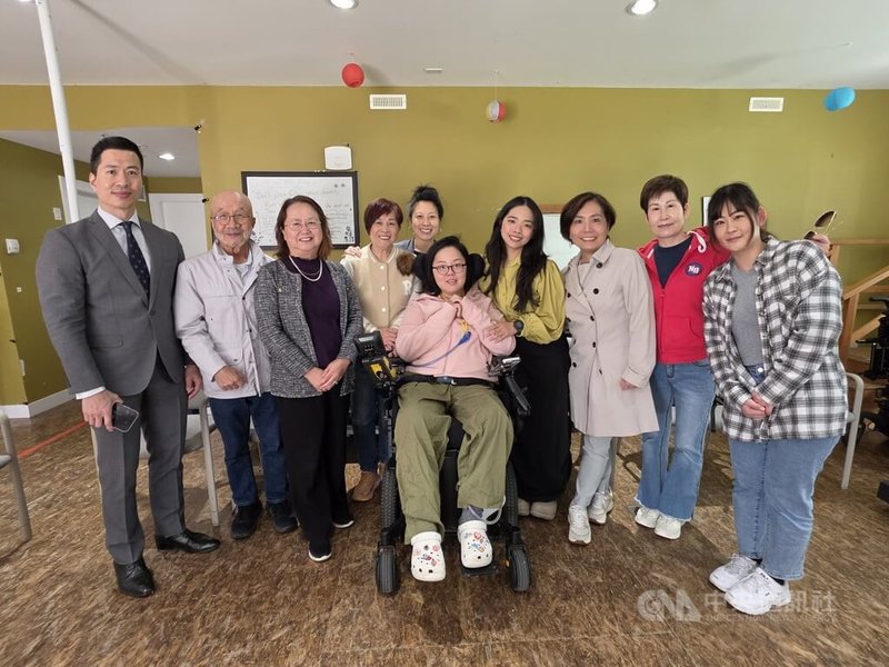 王丰的好友、鄰居，以及大溫僑胞和辦事處官員等多人，共同探望新入駐康復中心的王丰（中坐輪椅者），眾人都感謝加拿大政府快速批准王丰永久居民身分，讓她的醫療和生活無後顧之憂。中央社記者程愛芬溫哥華攝　115年4月26日