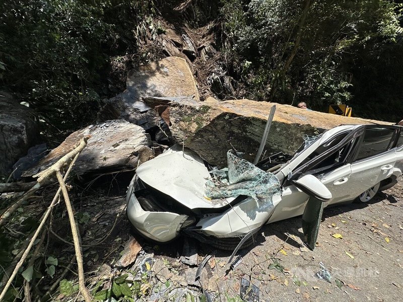 新北市烏來區26日發生邊坡坍方，巨石砸毀停放路旁小客車，所幸車主到附近溪流釣魚，逃過一劫。（翻攝照片）中央社記者王鴻國傳真　115年4月26日