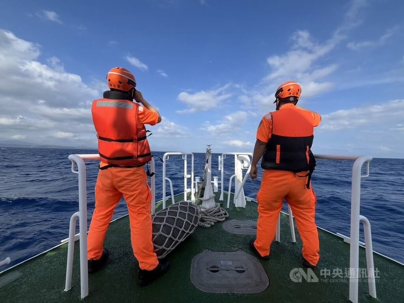 36歲陳姓男子26日隨團從屏東恆春後壁湖出發船潛，於貓鼻頭外海約4浬處失聯。恆春海巡隊獲報後，立即展開搜救行動。中央社記者黃郁菁攝　115年4月26日