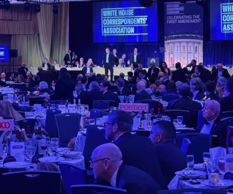 白宮記者協會晚宴25日舉行，會場外圍傳出槍響聲後，現場賓客紛紛尋找掩護，在台上的美國總統川普也隨即被特勤人員帶離現場。（美聯社）