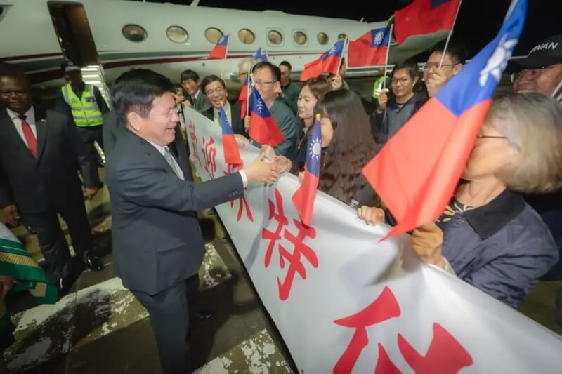 外交部長林佳龍（前左）擔任總統賴清德特使，於當地時間25日凌晨抵達史瓦帝尼。（圖取自facebook.com/forpeople）