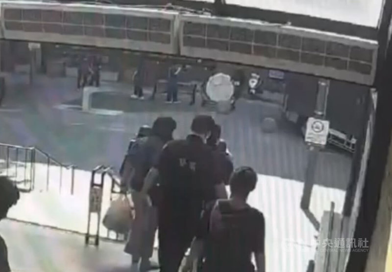 何姓女子26日於台北車站地下街向正要結帳的外籍男子借錢，取錢時遭制止，何女朝2名見義勇為民眾丟水壺，警方獲報將依妨害自由罪偵辦。（翻攝照片）中央社記者黃麗芸傳真　115年4月26日