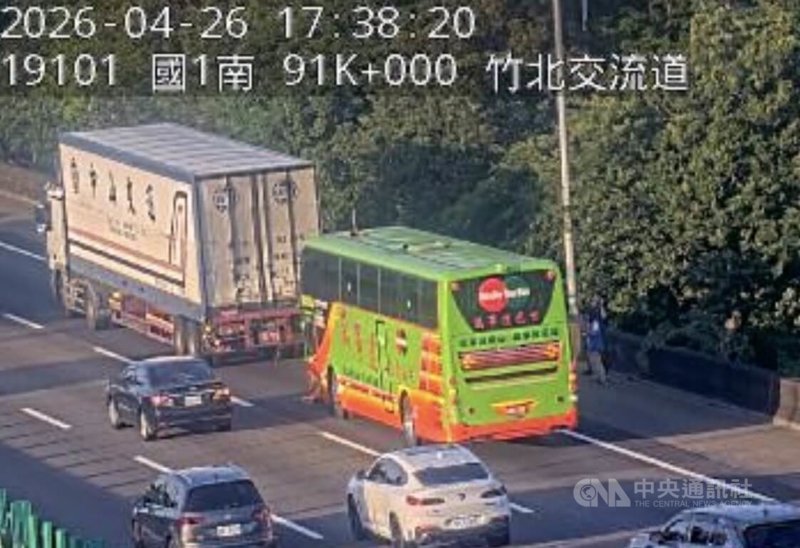 國道1號北向竹北路段26日傍晚發生遊覽車追撞大貨車事故，大貨車車斗凹陷變形，幸好遊覽車司機與乘客均平安，但事故一度造成車流回堵。（翻攝自「高速公路1968」app）中央社記者魯鋼駿傳真　115年4月26日