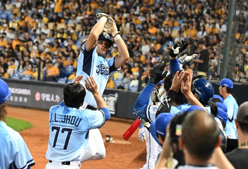 中華職棒富邦悍將隊老將王勝偉（後左）26日在對中信兄弟隊之戰，第6局單局敲出2支安打，以42歲又25天寫下中職最年長單局雙安紀錄。（中職聯盟提供）中央社記者蘇志畬傳真　115年4月26日