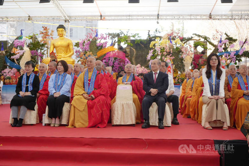 「聯合各宗教浴佛大典暨園遊會活動」26日在潮州鎮妙光禪寺登場，國民黨主席鄭麗文（右2）、內政部長劉世芳（左1）、屏東縣長周春米（左2）、前立法院長王金平（右3）等人出席。中央社記者黃郁菁攝 115年4月26日