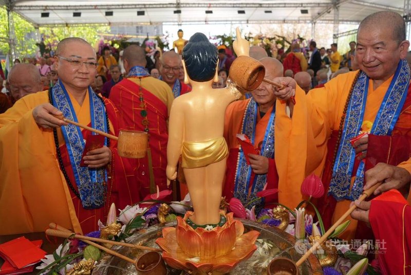台灣佛教總會、中華佛教比丘尼協進會與屏東縣佛教會聯合舉辦浴佛大典，來自全球19個國家、逾萬名僧侶與信眾齊聚妙光禪寺，熱鬧非凡。中央社記者黃郁菁攝 115年4月26日