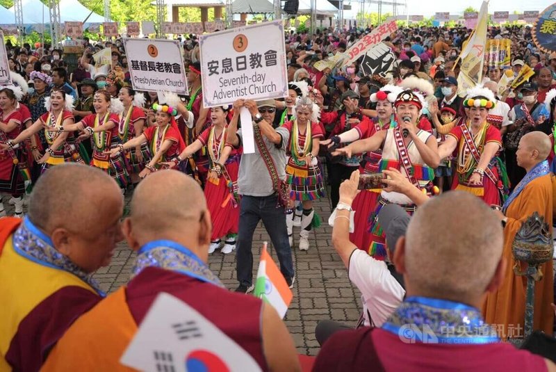 來自全球19個國家、逾萬名僧侶與信眾26日齊聚屏東，參與聯合各宗教浴佛大典。活動由各宗教團體與文化隊伍迎佛進場揭開序幕，讓世界看見台灣宗教共融。中央社記者黃郁菁攝　115年4月26日