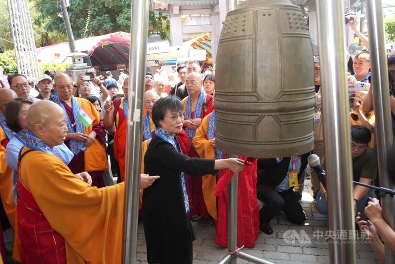 「聯合各宗教浴佛大典」26日在屏東潮州鎮妙光禪寺登場，內政部長劉世芳（前左2）典禮中叩和平鐘祈福。她表示，浴佛大典不僅凝聚信仰，更傳遞祈福與關懷。中央社記者黃郁菁攝　115年4月26日