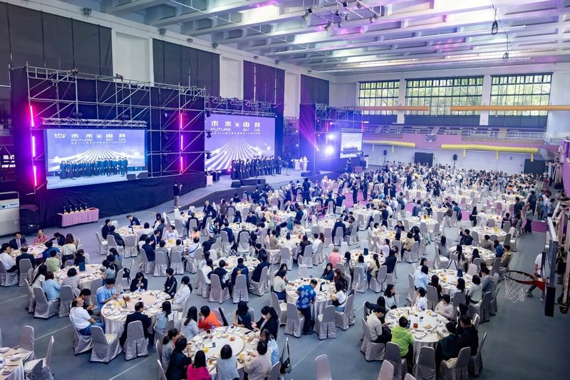 國立清華大學26日慶祝在台建校70週年，午宴於體育館舉行，席開70桌，各屆校友齊聚一堂。（清大提供）中央社記者魯鋼駿傳真　115年4月26日