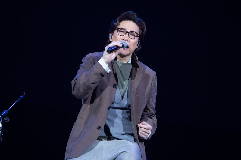 香港歌手蘇永康（圖）25日晚間在高雄流行音樂中心開唱，他以「我只是想要幸福」等經典歌曲開場。（遠傳電信、D-SHOW提供）中央社記者王心妤傳真　115年4月26日