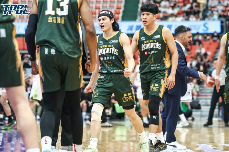 台灣職業籃球大聯盟（TPBL）桃園台啤永豐雲豹26日主場迎戰福爾摩沙夢想家，雲豹靠著主控高錦瑋（中）拿下17分、6籃板、6助攻，終場以104比100奪勝，確定榮膺例行賽頭號種子。（TPBL提供）中央社記者陳容琛傳真　115年4月26日