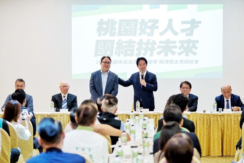 民進黨主席賴清德（後右3）26日與桃園地方黨公職召開座談會，介紹市長參選人黃世杰（後左3）及輔選團隊。（民進黨桃園市長參選人黃世杰競選辦公室提供）中央社記者吳睿騏桃園傳真　115年4月26日