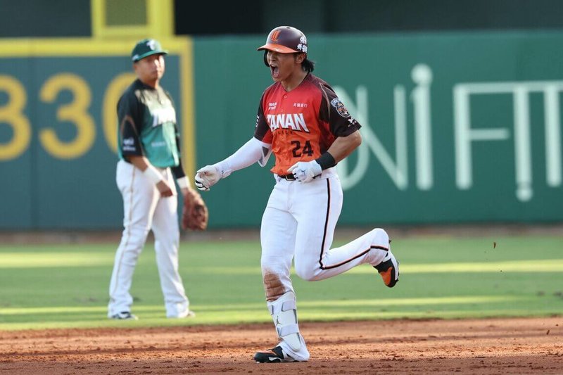 中華職棒統一7-ELEVEn獅隊26日與台鋼雄鷹交手，2局下，獅隊隊長陳傑憲（前）敲出陽春砲，也是個人本季首轟。（統一獅隊提供）中央社記者蘇志畬傳真　115年4月26日