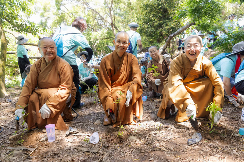 佛光山與國際佛光會、綠色公益基金會推動T-Earth森众計畫，佛光山台北道場住持滿謙法師（前左起）、中區總住持覺居法師與國際佛光會秘書長覺培法師等人，26日為荒地種下台灣原生樹種。（佛光山惠中寺提供）中央社記者蘇木春傳真　115年4月26日