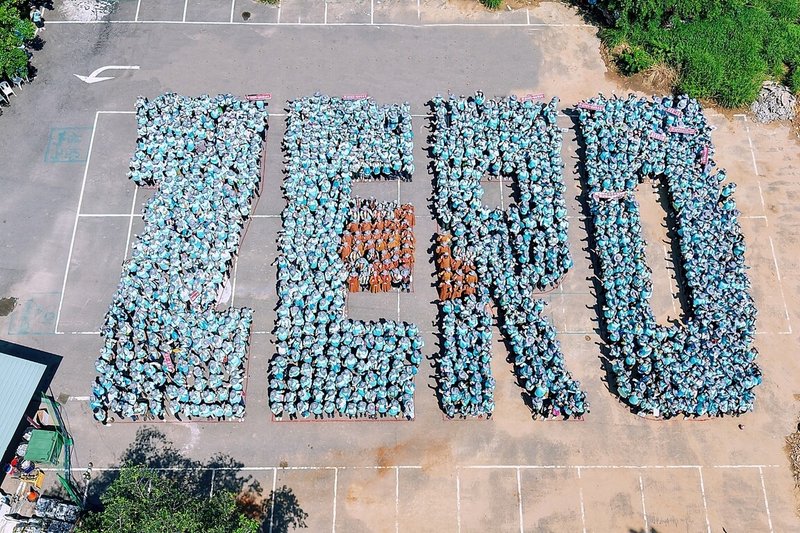 佛光山與國際佛光會、綠色公益基金會共同推動T-Earth森众計畫，26日號召近2000人，種下近2000棵樹苗，並以人牆排成ZERO圖騰，宣示執行「零碳排」目標。（佛光山惠中寺提供）中央社記者蘇木春傳真　115年4月26日