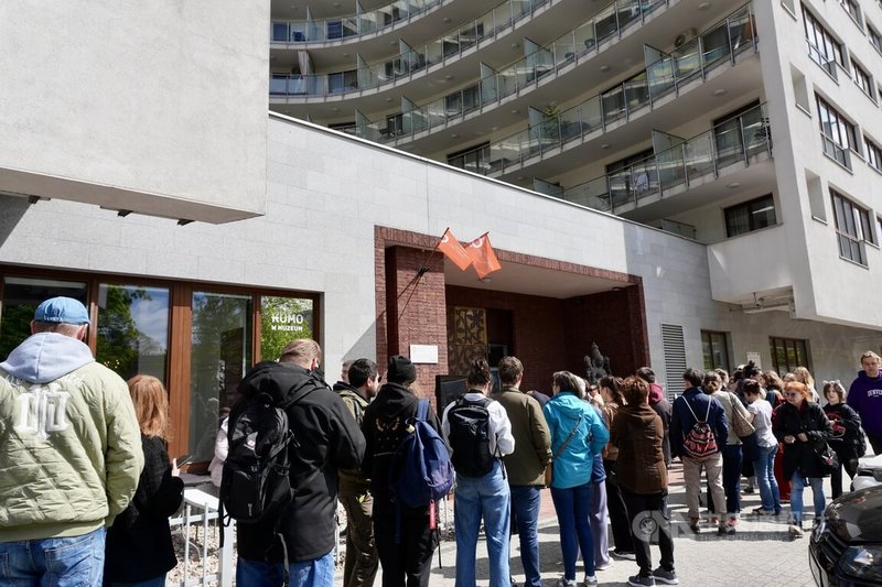 華沙亞太博物館於25日舉辦首屆「茶節」活動，博物館門口出現長長的排隊人龍，不少民眾專程前來一睹亞洲茶文化的獨特魅力。中央社記者鄭淨伃華沙攝 115年4月26日