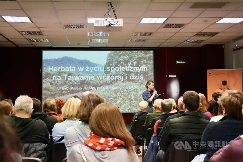 本演講以台灣烏龍茶為主題，帶領聽眾認識台灣的茶葉以及茶文化，吸引眾多聽眾參與。中央社記者鄭淨伃華沙攝 115年4月26日