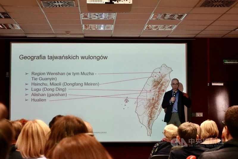 雅柯比教授（站立者）正在和聽眾介紹台灣烏龍茶的種植地點，包含文山區（木柵鐵觀音）、新竹苗栗（東方美人）、鹿谷的凍頂烏龍茶、阿里山高山烏龍以及花蓮的烏龍茶。中央社記者鄭淨伃華沙攝  115年4月26日