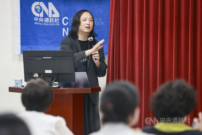 中央通訊社第9屆「我是海外特派員」北區培訓營26日在台北舉辦，邀請無任所大使唐鳳（後）演講，分享人工智慧對新聞工作的影響與觀察。中央社記者鄭清元攝　115年4月26日