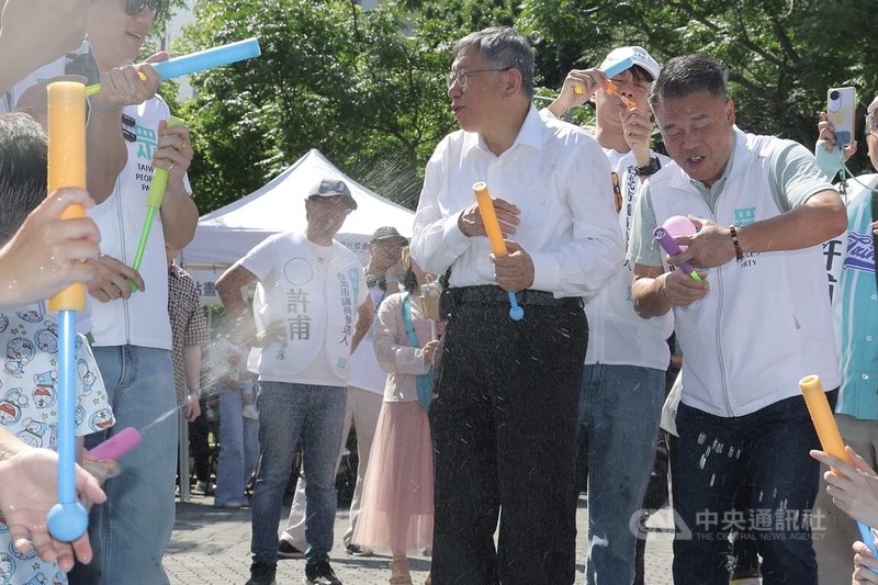 台灣民眾黨26日下午在台北舉辦「跳跳城堡親子手作童樂會」，前民眾黨主席柯文哲（右2）出席與小朋友噴水同樂。中央社記者翁睿坤攝 115年4月26日